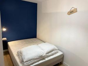 Cama pequeña en habitación con pared azul en VILLA GABY~ 2 pers ~ Hypercentre, en Pau