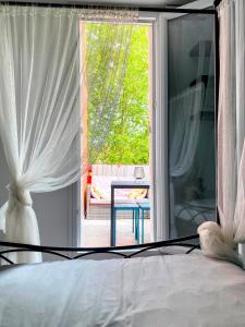 - une chambre avec un lit en face d'une fenêtre dans l'établissement Cosy room chez l'habitant, à Montigny-le-Bretonneux