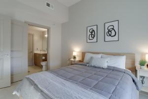 een slaapkamer met een groot bed en een badkamer bij Fantastic Condo at Crystal City in Arlington