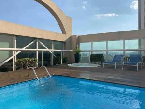 una gran piscina en un edificio con patio en SEQ - Sequoia Alphaville By Anora Spaces, en Barueri