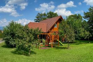uma casa com um parque infantil no quintal em Mia Bella luxury chalet in Slovenske Konjice em Slovenske Konjice
