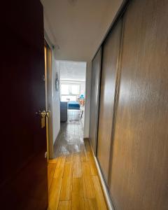 - un couloir doté de parquet et d'une porte dans l'établissement Studio cosy climatisé vue sur port, au Cap d'Agde