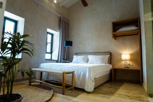 ジフロン・ヤアコヴにあるHagafen Boutique Suitesの大きな白いベッドとテーブルのある寝室 +45枚の写真