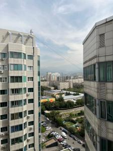 - Vistas a la ciudad desde un edificio en "3-Bedroom Charming Apartment in Central Almaty", en Almaty