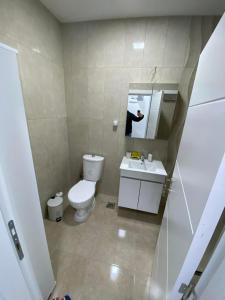 Vonios kambarys apgyvendinimo įstaigoje Vase Apartman