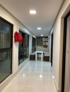 a hallway with a table in a house at Apartamento Alto da Serra Villas in Bananeiras