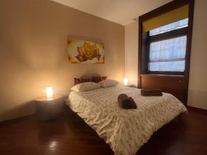 Un dormitorio con una cama con dos velas. en Your Friend in Rome, en Roma