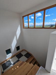 Zimmer im Dachgeschoss mit einer Treppe und einem Fenster in der Unterkunft Hostal Aztec in Temascalapa