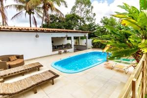 een patio met een zwembad en een huis bij Pousada Imperador do Espelho in Praia do Espelho