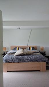 En eller flere senge i et værelse på Guesthouse Le petit chapeau