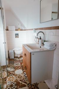 łazienka z umywalką i toaletą w obiekcie Maim Haim Tzfat - Boutique Suites Prime location Old City Tzfat w mieście Safed