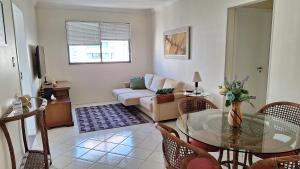 sala de estar con mesa de cristal y sofá en Apartamento na Praia Central de BC, ideal para você e sua família, en Balneário Camboriú