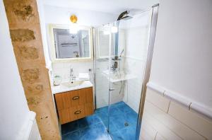 W łazience znajduje się umywalka i prysznic. w obiekcie Maim Haim Tzfat - Boutique Suites Prime location Old City Tzfat w mieście Safed