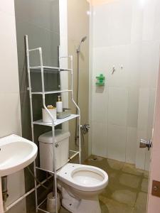 bagno con servizi igienici e lavandino di Cozy Studio Apartment with Free Parking a Bayombong