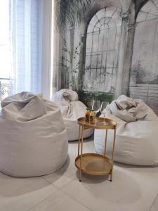 una habitación con dos bolsas de frijoles blancos y una mesa en AL PONTE design apartment, en Conegliano