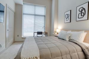 Un dormitorio con una cama grande y una ventana en Fantastic Condo 1BR at Crystal Flats en Arlington