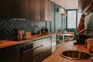 a kitchen with a sink and a counter top at The Greeen Room in Launceston