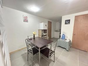 eine Küche mit einem Tisch und Stühlen im Zimmer in der Unterkunft Cabaña Freirina in Freirina