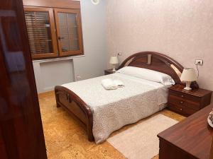 1 dormitorio con 1 cama con 2 lámparas y una ventana en Vilamor, en Foz