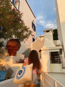 Une petite fille monte les escaliers d'un immeuble dans l'établissement 2 Ambelia paradise, à Megalochori