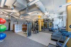 un gimnasio con cintas de correr, equipos de ejercicio y globos en Fantastic Condo 1BR at Crystal Flats en Arlington