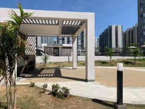 een paviljoen in een stad met gebouwen op de achtergrond bij Apto con excelente Ubicación. in Barranquilla