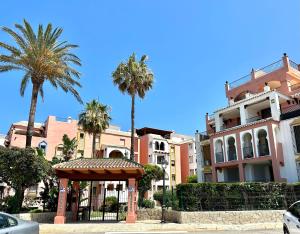 altana przed budynkiem z palmami w obiekcie Marina Zahara w mieście Zahara de los Atunes