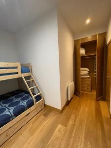 een slaapkamer met een stapelbed en een kast bij MODERN BILBAO in Barakaldo