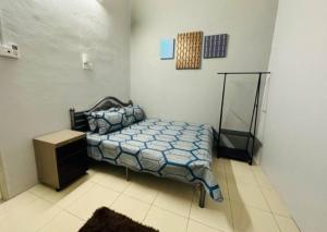 1 dormitorio con 1 cama y vestidor en FATEHA HOMESTAY PENDANG, en Pendang