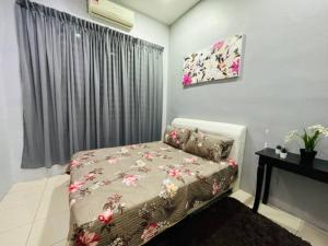 una camera con letto e finestra di FATEHA HOMESTAY PENDANG a Pendang