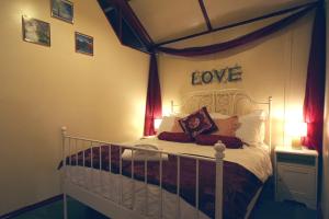 Una cama o camas en una habitación de Lotus Lodges