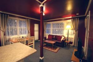sala de estar con sofá y mesa en Lotus Lodges en Sassafras