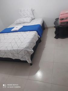ein Schlafzimmer mit einem Bett und Fliesenboden in der Unterkunft Apartamento la 20 in Pereira
