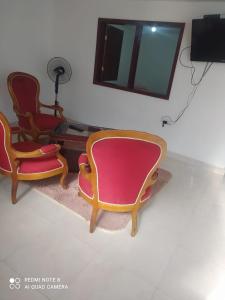 2 Stühle und ein Tisch im Wohnzimmer in der Unterkunft Apartamento la 20 in Pereira