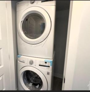 una lavadora y una lavadora en una habitación en Townhouse, en Ottawa
