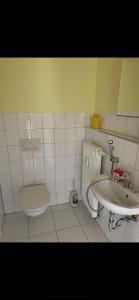 y baño con aseo y lavamanos. en Ferienwohnung Köln en Colonia