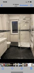 een badkamer met een glazen douche en een toilet bij Ferienwohnung Köln in Keulen