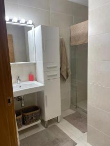 een witte badkamer met een wastafel en een douche bij MODERN BILBAO in Barakaldo