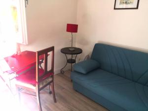 Green home في بيزا: غرفة معيشة مع أريكة زرقاء وطاولة