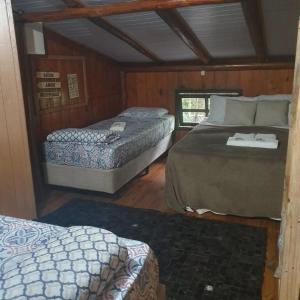 een slaapkamer met 2 bedden en een raam erin bij Sitio do Sol quarto wc compartilhado in Guabiruba