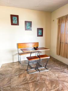 a table and a bench in a room at Kicker House in Puerto Baquerizo Moreno