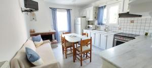 - une cuisine avec un canapé et une table dans une chambre dans l'établissement By the sea, à Andros