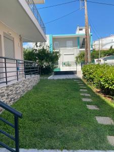 um quintal em frente a uma casa em Beachwalk apartments em Chalkida