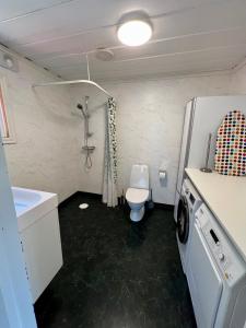 Koupelna v ubytování Idylliskt hus med sjöutsikt.