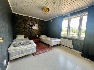 Postel nebo postele na pokoji v ubytování Idylliskt hus med sjöutsikt.
