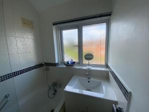 Een badkamer bij Cosy 3BR Home Close to Villa Park Castle Bromwich off the M6