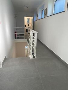 una habitación vacía con una escalera en un edificio en Akuta City Flat Leuven, en Lovaina