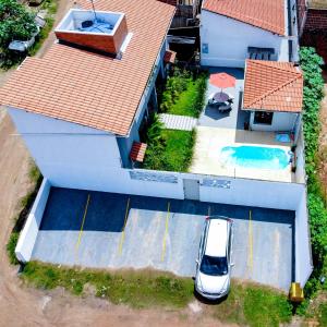 A piscina localizada em Pousada Chalés do Toque ou nos arredores