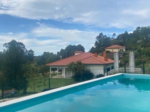 - Vistas a una casa con piscina en Quinta da Caselinha, en Paredes de Coura