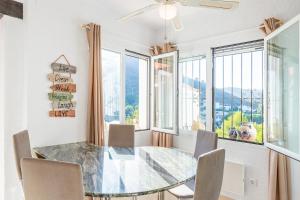 Nespecifikovaný výhled na hory nebo výhled na hory při pohledu z apartmánu